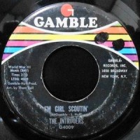 7 / THE INTRUDERS / I'M GIRL SCOUTIN' / WONDER WHAT KING OF BAG SHE'S IN