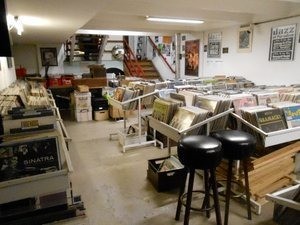 レコ屋の写真はコレだけしか撮ってませんでした。いや、写真どころじゃないんですよね。。